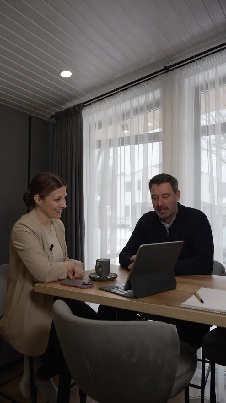 Persönliches Beratungsgespräch am Tisch
