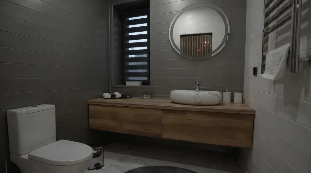 Montreal – Badezimmer mit Naturstein-Dusche